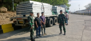 Babinsa Koramil 1628-04/Poto Tano Laksanakan Pengamanan di Pelabuhan Penyeberangan Poto Tano