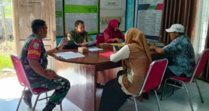 Babinsa Desa Seran Koordinasi dengan Pihak Desa dan Pustu Bahas Pencegahan Stunting