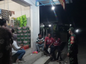 Babinsa Tembalae Patroli Malam, Warga Diimbau Tingkatkan Keamanan