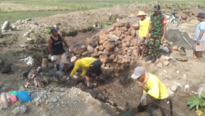 Babinsa Cempi Jaya Dampingi Peletakan Batu Pertama Irigasi di Dusun Sigi