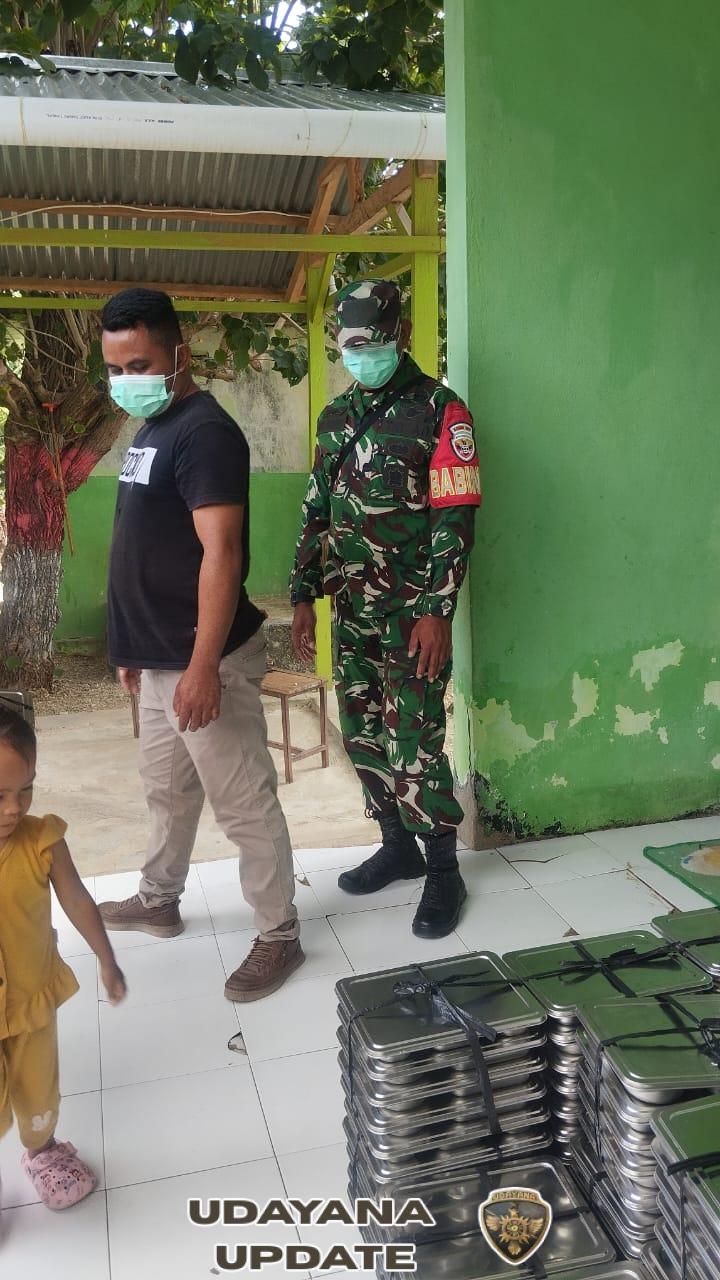 Babinsa Rote Timur Dampingi Program Pemberian Makanan Sehat Bergizi bagi 2.905 Siswa di Kabupaten Rote Ndao