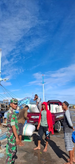 Komsos Babinsa di Dermaga Balauring: Ajak Masyarakat Jaga Keamanan dan Kebersihan Lingkungan