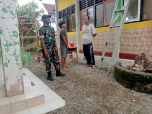 Babinsa Beru Sertu Ismail Laksanakan Patroli dan Komsos di Wilayah Binaan