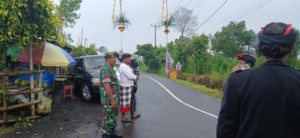 Babinsa dan Pecalang Bersinergi Amankan Kegiatan Wali Ngusaba Purnama Kelima di Desa Bayung Gede