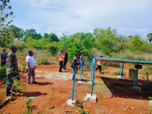 Babinsa Ofalangga Dampingi Pemeriksaan Sumur Bor TNI–BNPB: Air Lancar, Warga Antusias