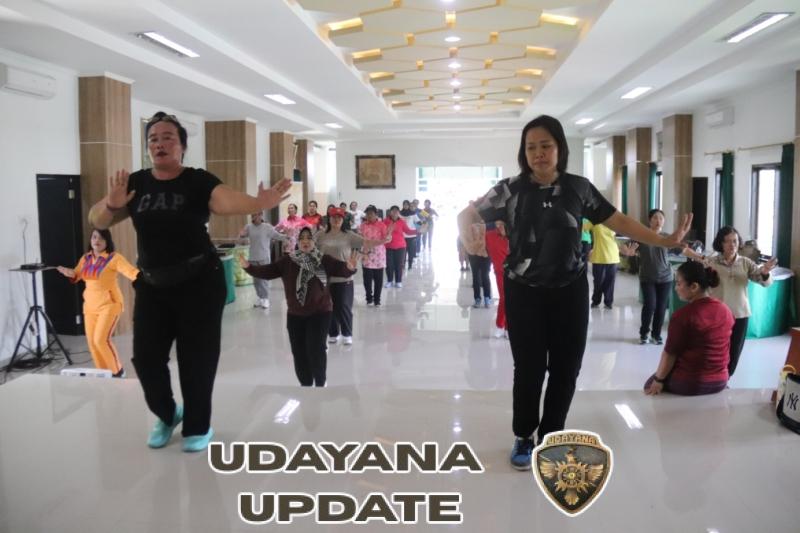 Semangat Persit KCK Kodim Klungkung Latihkan Tari Kreasi Dadong Rerod