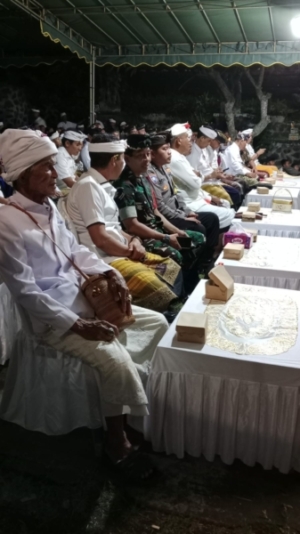 Pjs Danramil Dawan Didampingi Babinsa Pesinggahan Hadiri Pelantikan Bendesa Adat Pesinggahan Periode 2025 – 2030