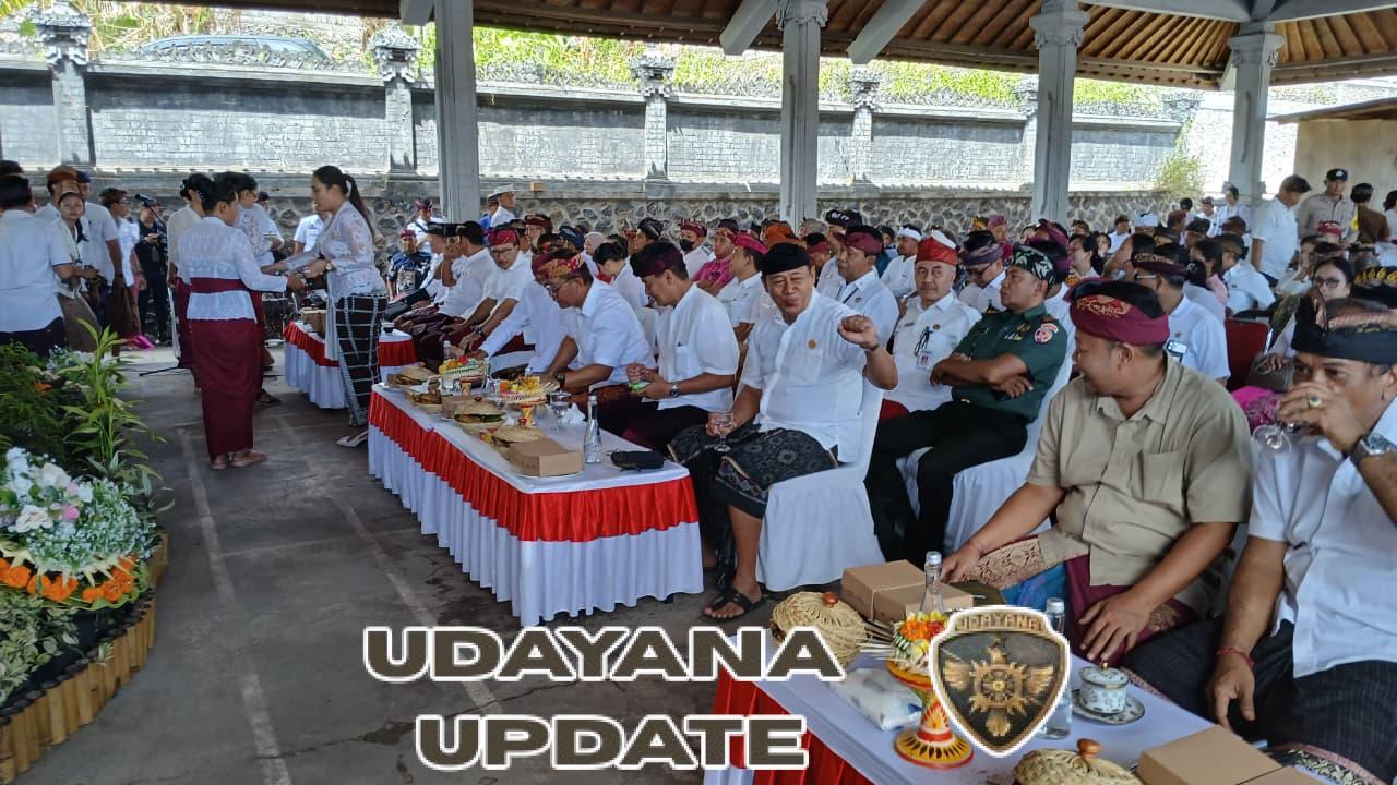 Babinsa dan Bhabinkamtibmas Kawal Kunjungan Kerja Pemerintah Daerah di Kecamatan Seririt