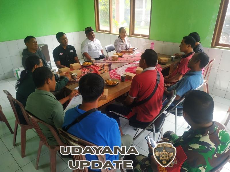 Pastikan penyaluran pupuk bersubsidi tepat sasaran Babinsa 1623-03/Rendang bersama tim KP3 Pantau pendistribusian pupuk