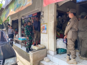 Cegah Peredaran Rokok Ilegal di Kabupaten Karangasem, TNI Ikut Dalam Operasi Pasar Bersama Petugas Gabungan.