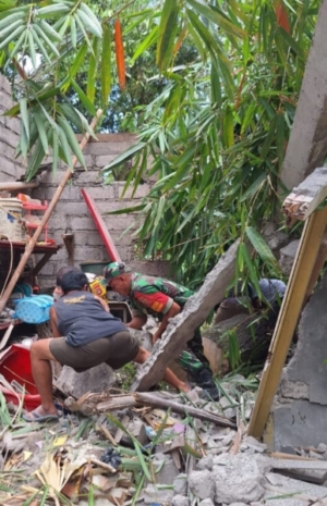 Pohon tumbang menimpa Rumah Warga, Babinsa 1623-06/Selat  bersinergi dengan BPBD melaksanakan evakuasi.