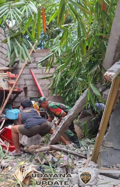 Pohon tumbang menimpa Rumah Warga, Babinsa 1623-06/Selat bersinergi dengan BPBD melaksanakan evakuasi.