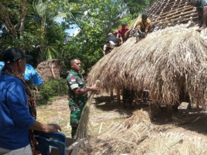 Lestarikan Warisan Budaya, Satgaster Pos Halibete II Bantu Atap Rumah Adat