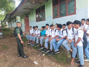Babinsa Kodim 1613/Sumba Barat Bangun Semangat Nasionalisme di Kalangan Pelajar SMK Waibakul