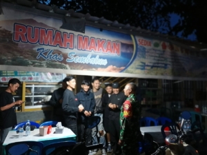 Babinsa Timba Gading Gelar Patroli Malam, Warga Dihimbau Tingkatkan Kewaspadaan