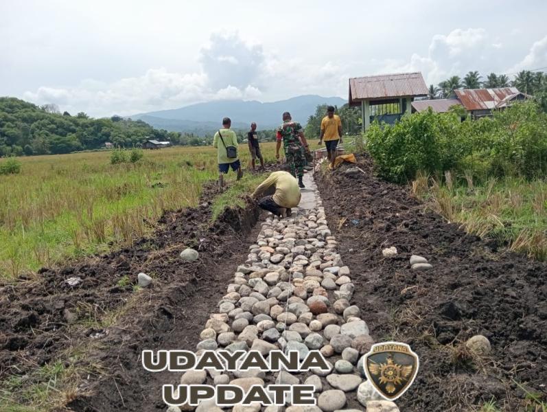 Babinsa Koramil 1602-04/Maurole Dampingi Petani Cek Pekerjaan Saluran Irigasi di Desa Ranokolo Selatan