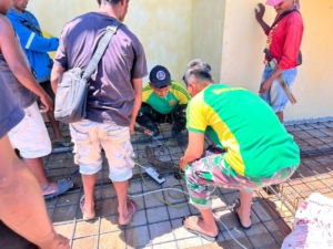 Kebersamaan di Perbatasan, Satgas Pamtas Yonarhanud 2 Kostrad Adakan Gotong Royong di Gereja Kapela Haumeniana.