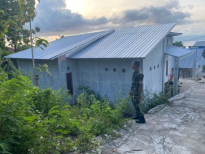 Babinsa Koramil 1602-01/Ende Kawal Pembangunan Program Makan Bergizi Gratis di Pulau Ende