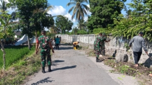 ‎Koramil 1615-11/Aikmel Gelar Karya Bakti Bersihkan Area Pemakaman di Desa Aikmel