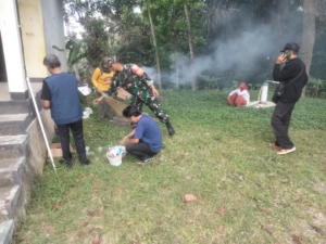 Babinsa dan Warga Lingsar Gencarkan Aksi Bersih Sarang Nyamuk