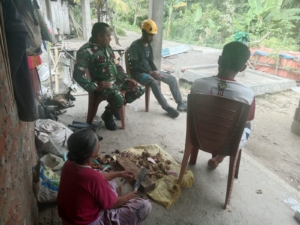 Babinsa Koramil 1602-01/Ende Tingkatkan Hubungan Harmonis dengan Warga Desa Wolokaro