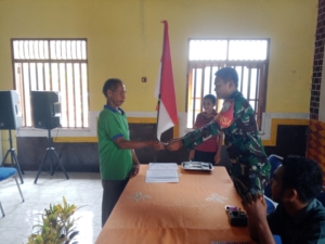 Penyaluran BLT Tahap III di Lamalera A: Babinsa Dukung Program Sosial Pemerintah