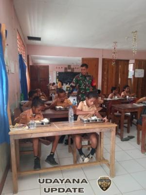 Babinsa Koramil 1624-05/Solor Dampingi Penyaluran Makanan Bergizi Gratis di Solor Selatan