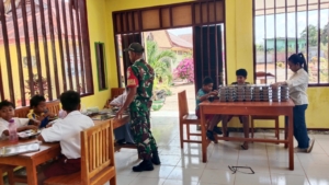 Babinsa Koramil 1627-01/Ba’a Dampingi Program Makan Bergizi Gratis untuk 3.065 Warga di Rote Ndao