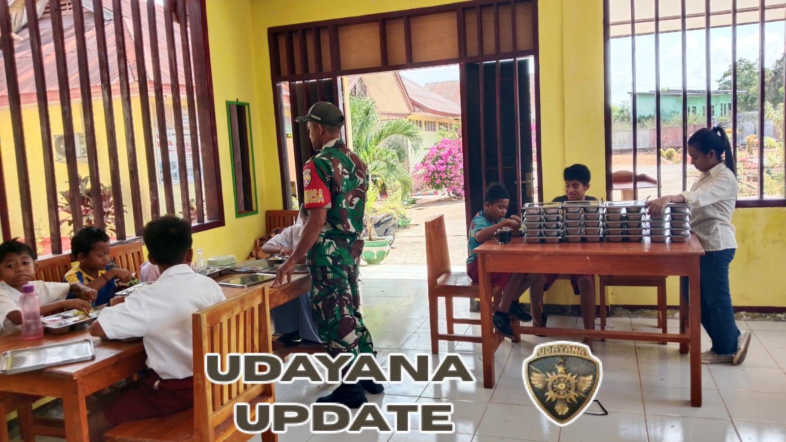 Babinsa Koramil 1627-01/Ba’a Dampingi Program Makan Bergizi Gratis untuk 3.065 Warga di Rote Ndao