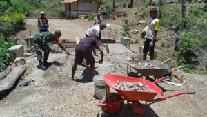 TNI Dan Warga Oh Aem Gotong Royong Bangun Jembatan
