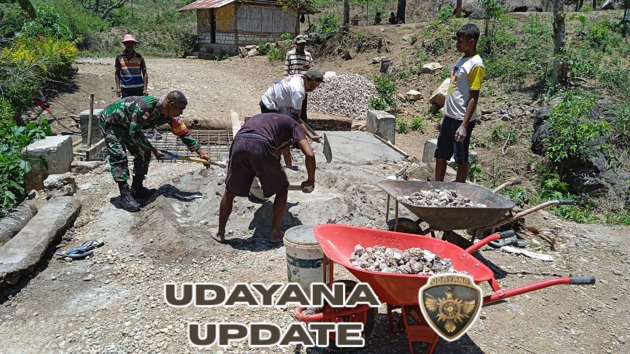 TNI Dan Warga Oh Aem Gotong Royong Bangun Jembatan