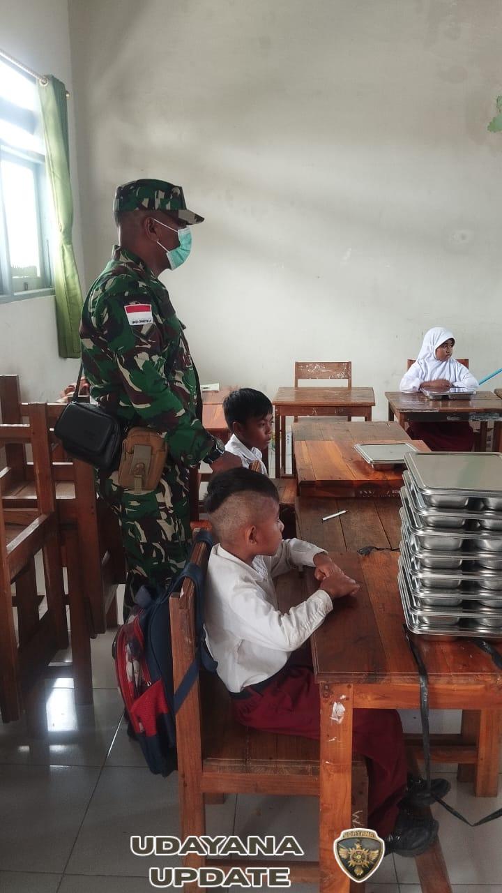Babinsa Rote Timur Dampingi Pembagian Makanan Bergizi untuk 2.905 Pelajar di Kabupaten Rote Ndao