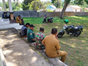 Babinsa Ramil 1602-01/Ende Perkuat Kamtibmas Lewat Komsos dan Pamwil di Desa Rukuramba