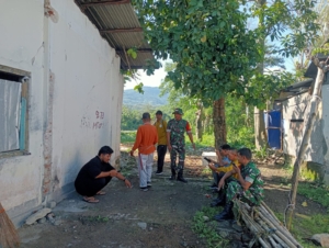 Babinsa Beru Ajak Warga Jaga Kebersihan Lingkungan Lewat Komsos dan Patroli Wilayah