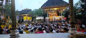 Wujudkan Kebersamaan, Danramil 1616-02/Ubud Bersama Forkompincam Ikuti Upacara Piodalan di Desa Sayan