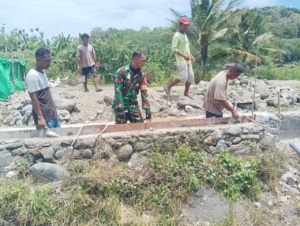 Babinsa Koramil 1602-03/Detusoko Gelar Gotong Royong dan Komsos di Desa Mautenda Barat