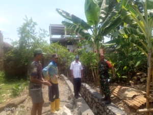 Pelda Tamrin Dampingi Lurah Bada Pantau Pembuatan Saluran Irigasi dan Ajak Warga Jaga Kamtibmas
