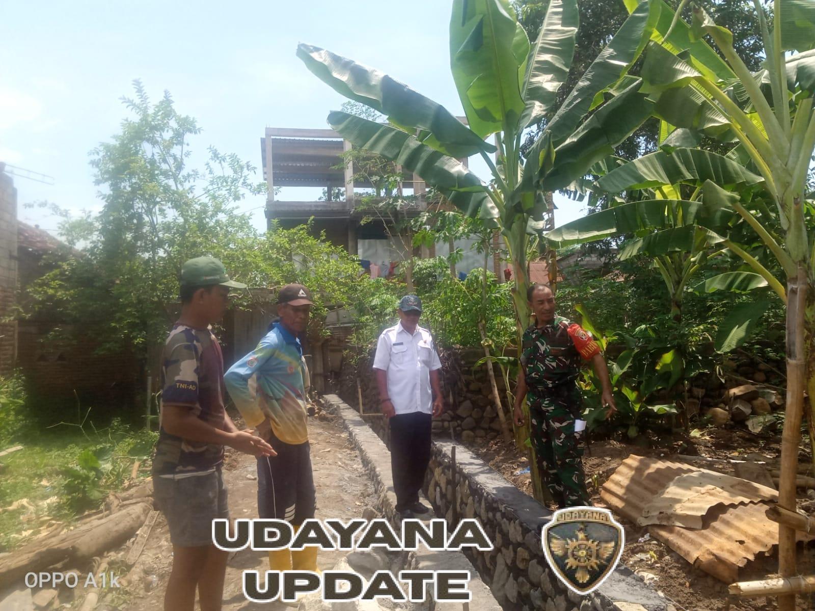 Pelda Tamrin Dampingi Lurah Bada Pantau Pembuatan Saluran Irigasi dan Ajak Warga Jaga Kamtibmas