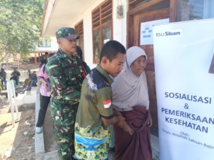 Sinergi TNI dan Tenaga Medis Wujudkan Kepedulian Sosial Melalui Operasi Katarak Gratis di Komodo