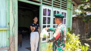 Satgas Yonarmed 12 Kostrad Tebar Berkah Lewat Pembagian Sembako di Hari Jumat