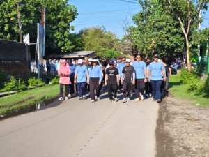 Dandim 1614/Dompu dan Ketua Persit Pimpin Kegiatan Jalan Santai Semarakkan Hari Kesehatan Nasional ke-61