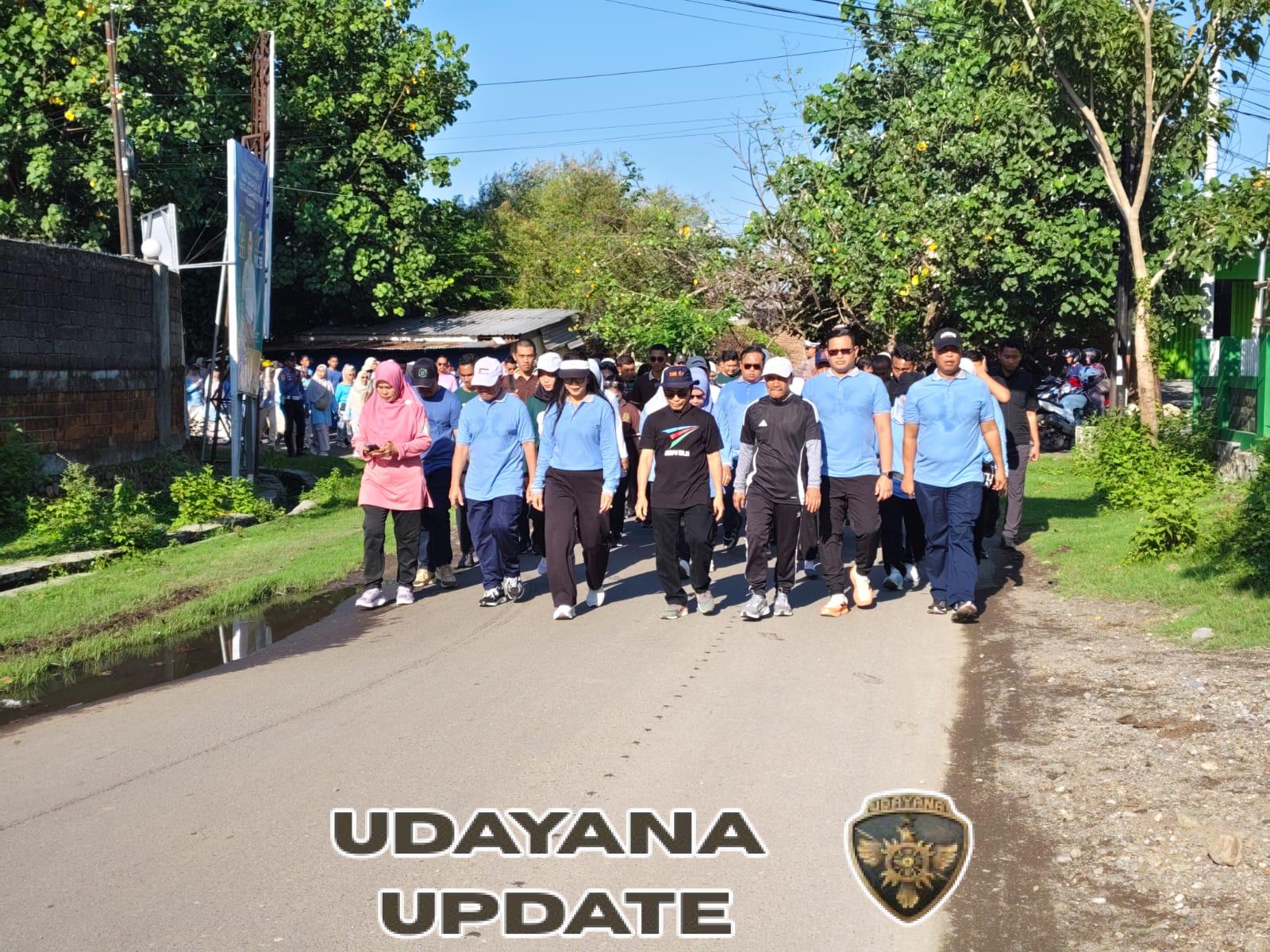 Dandim 1614/Dompu dan Ketua Persit Pimpin Kegiatan Jalan Santai Semarakkan Hari Kesehatan Nasional ke-61