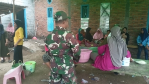 Babinsa Kempo Silaturahmi dengan Warga, Ajak Gotong-Royong di Hajatan