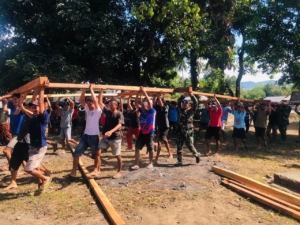 Wujud Kepedulian, Babinsa Koramil 06/Karera Bantu Pembangunan Rumah Warga di Nggongi