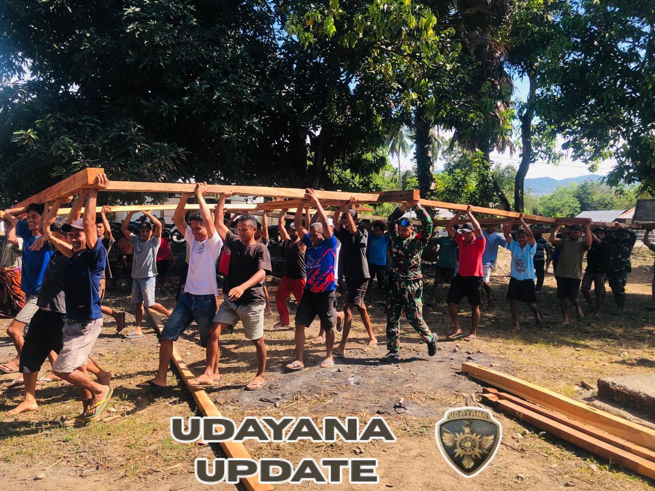 Wujud Kepedulian, Babinsa Koramil 06/Karera Bantu Pembangunan Rumah Warga di Nggongi