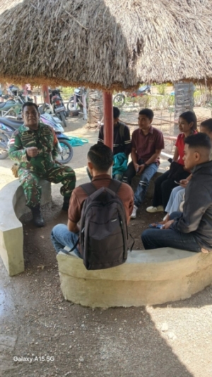 Motivasi dari Lopo Desa Usapinonot, Babinsa Tanamkan Semangat Belajar pada Mahasiswa Unimor