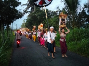 Kehadiran Babinsa Warnai Suasana Sakral Upacara Adat di Desa Petak