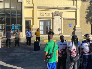 Ciptakan Kemanunggalan, Babinsa Bersama Warga Karya Bakti Bersihkan Dermaga Pantai Tanahampo.