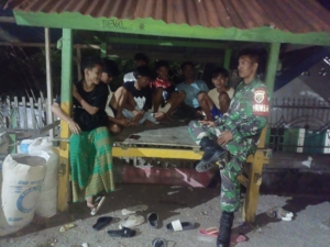 Babinsa Dorotangga Ajak Warga Perkuat Kamtibmas Lewat Ronda Malam