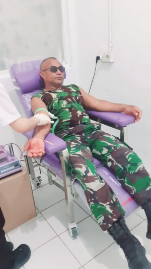 Babinsa Koramil 1627-02/Pantai Baru Donorkan Darah untuk Warga Rote Tengah